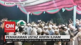VIDEO: Isak Tangis Jemaah Warnai Pemakaman Ustaz Arifin Ilham
