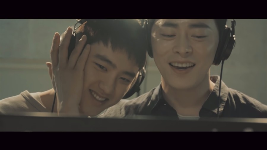 D.O. feat. Jo Jung Suk - Don't Worry Lima lagu solo member EXO yang berkolaborasi dengan penyanyi lain. Lagu-lagu berikut juga bikin hari adem lho! Ada lagu apa saja?