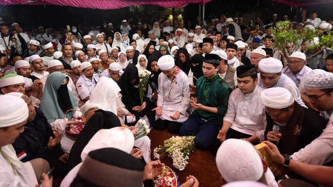 FOTO: Mengantar Arifin Ilham ke Peristirahatan Terakhir