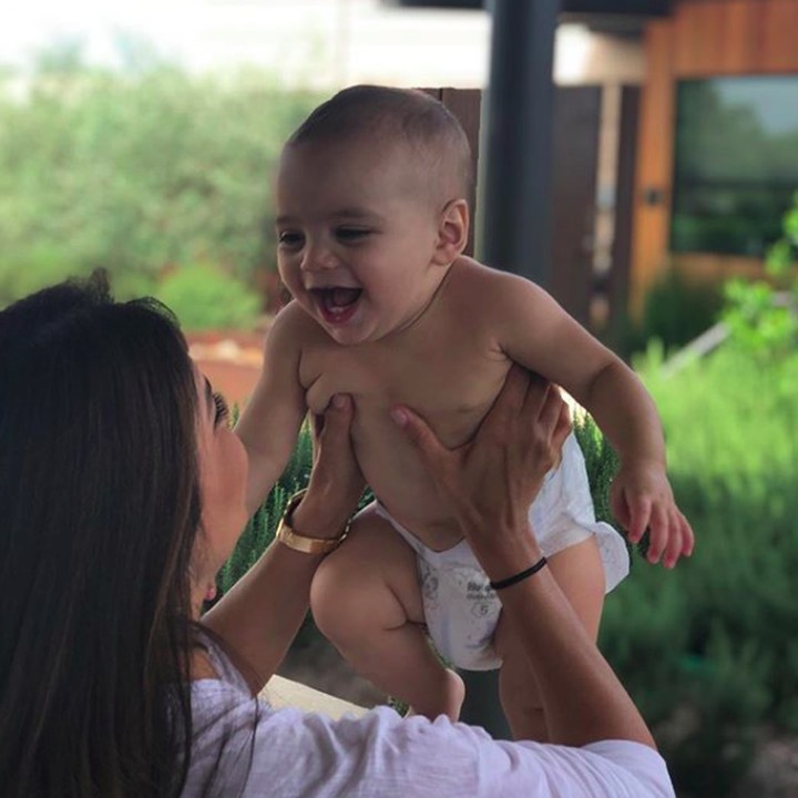 Sering dibawa sang ibu ke tempat kerja, Santiago jadi bayi yang mudah beradaptasi dan happy. (Foto: Instagram @evalongoria)