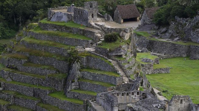 Seorang pengunjung Machu Picchu terekam kamera terlihat sedang menyebarkan apa yang diyakini sebagai abu manusia di area wisata di Peru tersebut.