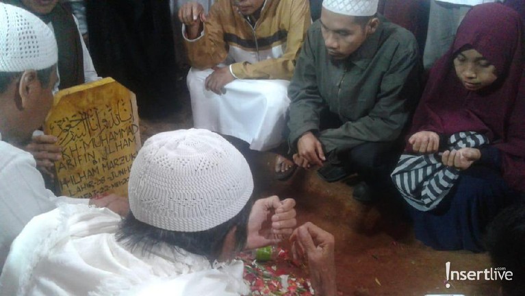 Lantunan Zikir dan Doa di Pemakaman Ustaz Arifin Ilham Ustaz Arifin Ilham meninggal dunia pada Rabu (22/5 di Penang, Malaysia. Ia dimakamkan di Gunung Sindur, Bogor, Kamis (23/5) malam.