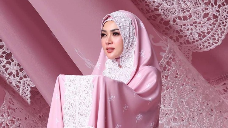 Beberapa tahun belakangan, Syahrini mulai bisnis fashion. Di antaranya ada mukena yang berharga fantastis. Jelang bulan puasa, harga mukenanya jadi viral nih.