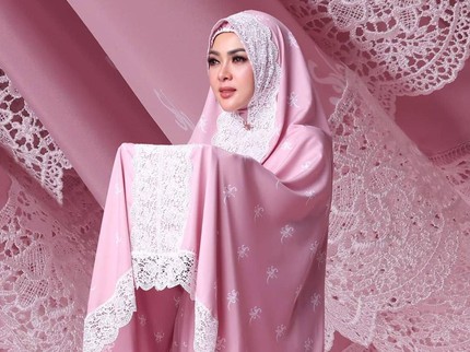 Wow! Jelang Ramadan, Koleksi Mukena Syahrini Dijual dengan Harga Fantastis