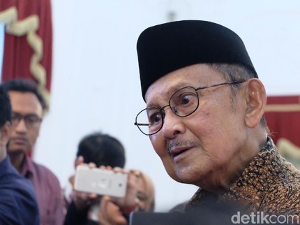 Doa Keluarga untuk Kesembuhan BJ Habibie