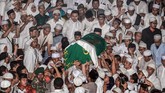 FOTO: Mengantar Arifin Ilham ke Peristirahatan Terakhir Arifin Ilham dimakamkan di Pondok Pesantren Az-Zikra, Gunung Sindur, Kabupaten Bogor. Ia meninggal di rumah sakit Penang, Malaysia karena penyakit kanker.