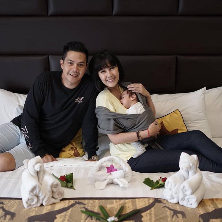 Kehadiran sang putra pastinya menjadi pelengkap kebahagiaan Ardina dan Arie. (Foto: Instagram @ardinarasti6)