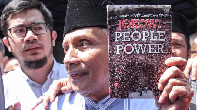 Amien Rais mengatakan buku Jokowi People Power sengaja ia bawa sebagai salah satu bukti saat diperiksa dalam kasus dugaan makar dengan tersangka Eggi Sudjana.