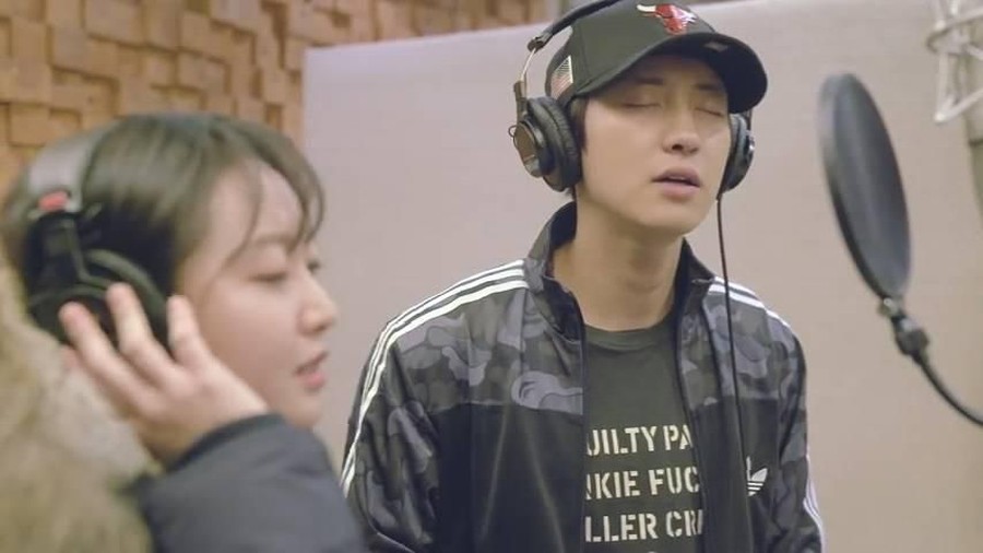 Chanyeol feat. Punch - Stay With Me Lima lagu solo member EXO yang berkolaborasi dengan penyanyi lain. Lagu-lagu berikut juga bikin hari adem lho! Ada lagu apa saja?