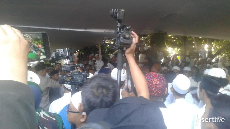Ustaz Arifin Ilham meninggal dunia pada Rabu (22/5 di Penang, Malaysia. Ia dimakamkan di Gunung Sindur, Bogor, Kamis (23/5) malam. 