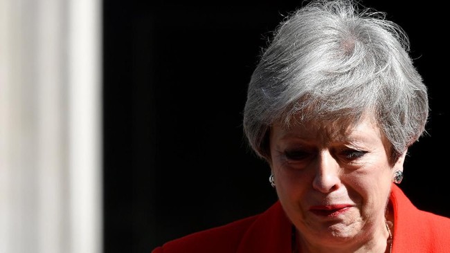 Dengan berderai air mata, Theresa May mengumumkan bahwa ia akan mengundurkan diri dari jabatan perdana menteri Inggris pada 7 Juni mendatang.