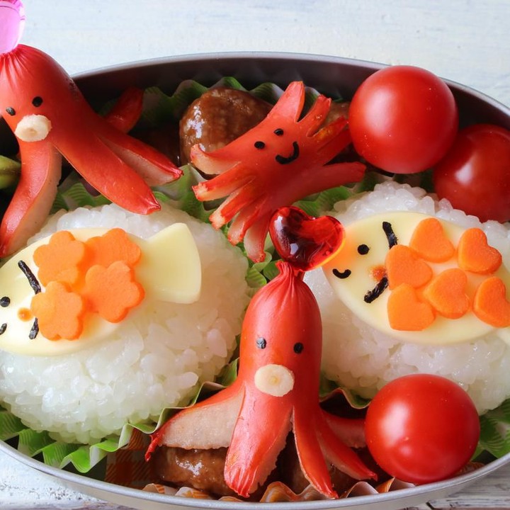 Untuk memperkenalkan hewan bawah laut, Bunda juga bisa buatkan bento bertema laut ini, dengan bentuk ikan dan gurita. (Foto: iStock)