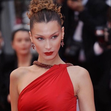 Maksud Hati Pamer Sepatu, Bella Hadid Dituding Hina 2 Negara