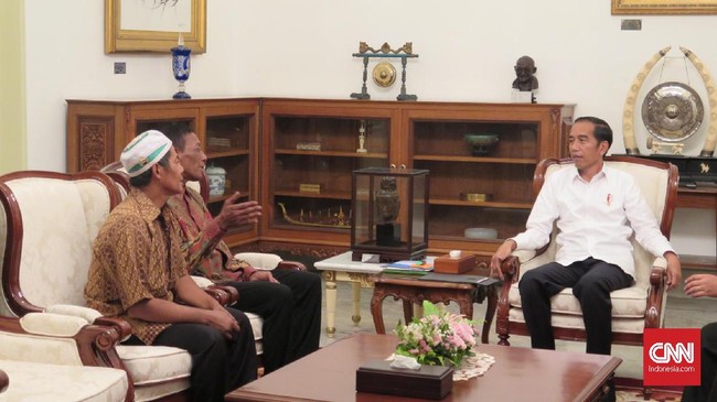 Presiden Jokowi memanggil Rajab dan Ismail setelah mengetahui dari berita bahwa kedua pedagang itu jadi korban penjarahan dalam kerusuhan 22 Mei lalu.
