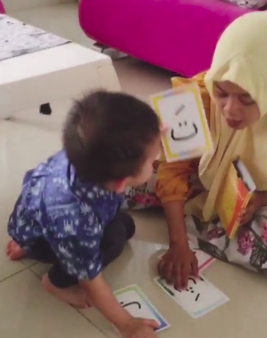Svarga, putra Adi Nugroho dan Donita 7 anak artis ini tidak hanya menggemaskan, namun mereka juga sudah belajar mengaji sejak kecil.
