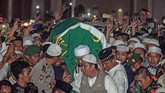 FOTO: Mengantar Arifin Ilham ke Peristirahatan Terakhir Arifin Ilham dimakamkan di Pondok Pesantren Az-Zikra, Gunung Sindur, Kabupaten Bogor. Ia meninggal di rumah sakit Penang, Malaysia karena penyakit kanker.