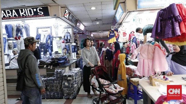 Aktifitas warga di kawasan perdagangan Blok A dan B Tanah Abang, Jakarta, Jumat, 24 Mei 2019. Meski telah dibuka kembali paska aksi demo 21 22 Mei, pertokoan yang ada di Blok A dan B buka kembali namun pedagang hanya membuka beberapa jam saja. mereka masih khawatir isu-isu demo terulang kembali. CNNIndomesia/Safir Makki