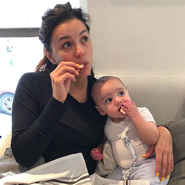 Hi-hi-hi, lucunya Santiago meniru gaya sang Bunda sedang makan. (Foto: Instagram @evalongoria)