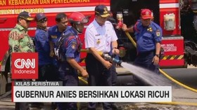 VIDEO: Gubernur Anies Bantu Bersihkan Lokasi Ricuh 22 Mei