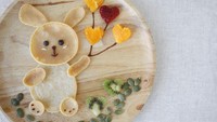 <span class="im">Si kecil penyuka pancake? Bisa banget bikin pancake bentuk kelinci lucu ini, Bun, sertakan hiasannya dengan buah-buahan berwarna ya. (Foto: iStock)<br /></span>