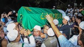 FOTO: Mengantar Arifin Ilham ke Peristirahatan Terakhir Arifin Ilham dimakamkan di Pondok Pesantren Az-Zikra, Gunung Sindur, Kabupaten Bogor. Ia meninggal di rumah sakit Penang, Malaysia karena penyakit kanker.