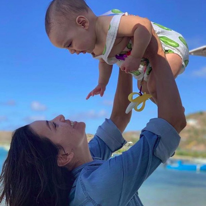 Pantai sepertinya menjadi tempat favorit Eva dan Santiago. (Foto: Instagram @evalongoria)