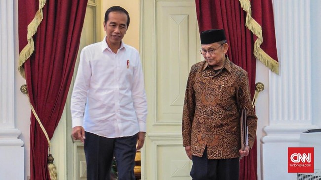 Presiden Joko Widodo menggelar pertemuan dengan BJ Habibie di Istana Merdeka, Jakarta. Keduanya kemudian menggelar pertemuan tertutup.