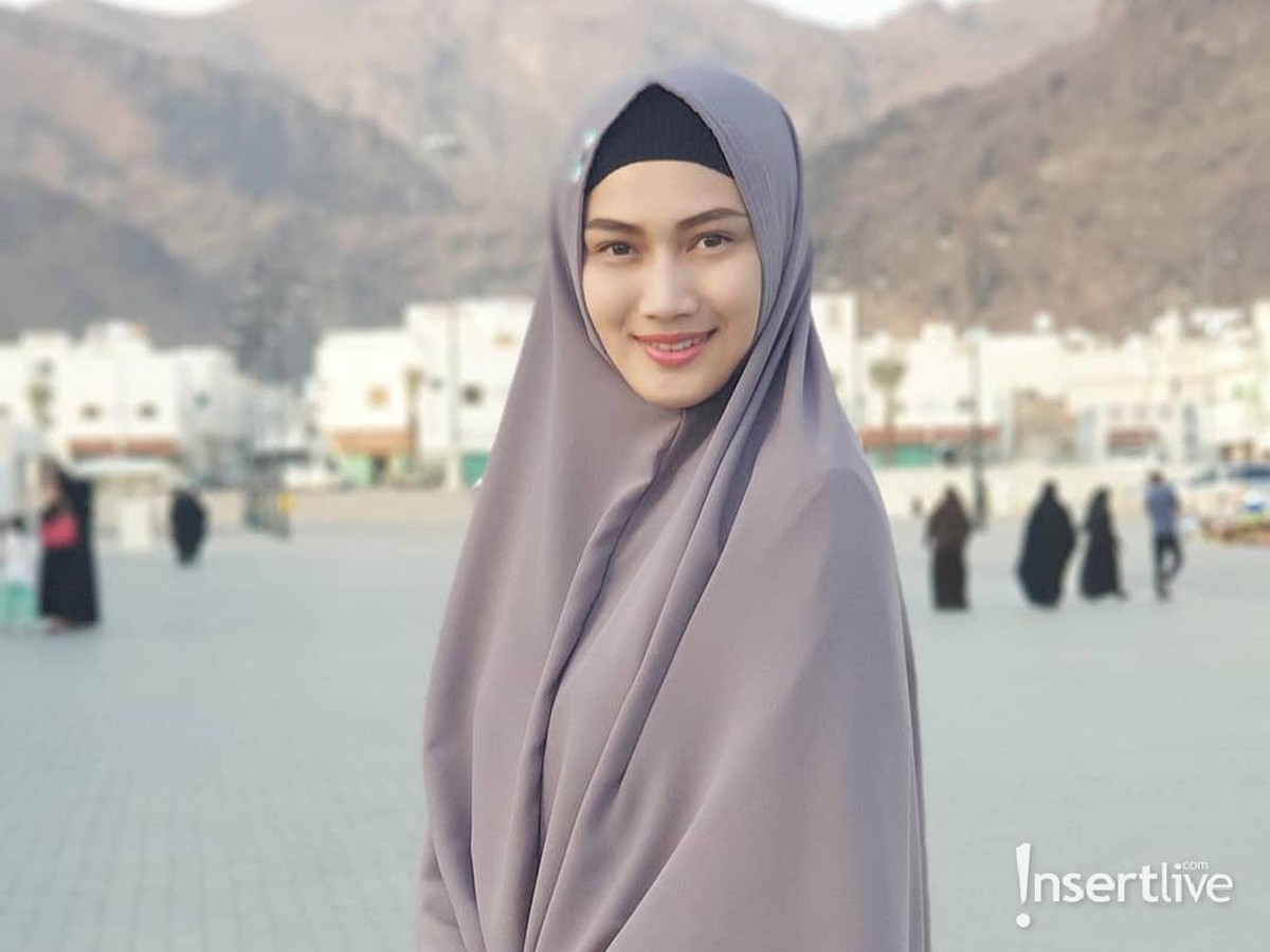 Melody Nurramdhani Laksani dikenal publik pertama kali saat menjadi member JKT48&period; Ia pun memutuskan berhijab setelah keluar dari grup tersebut&period;