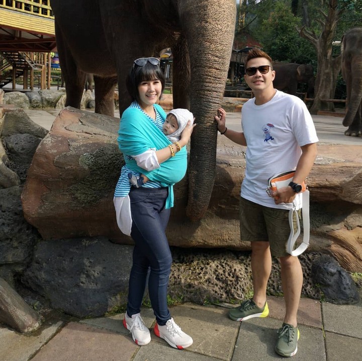 Santai sekali nih ekspresi Anara, enggak takut ya sama gajah he-he-he. (Foto: Instagram @ardinarasti6)