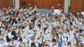 FOTO: Mengantar Arifin Ilham ke Peristirahatan Terakhir Arifin Ilham dimakamkan di Pondok Pesantren Az-Zikra, Gunung Sindur, Kabupaten Bogor. Ia meninggal di rumah sakit Penang, Malaysia karena penyakit kanker.