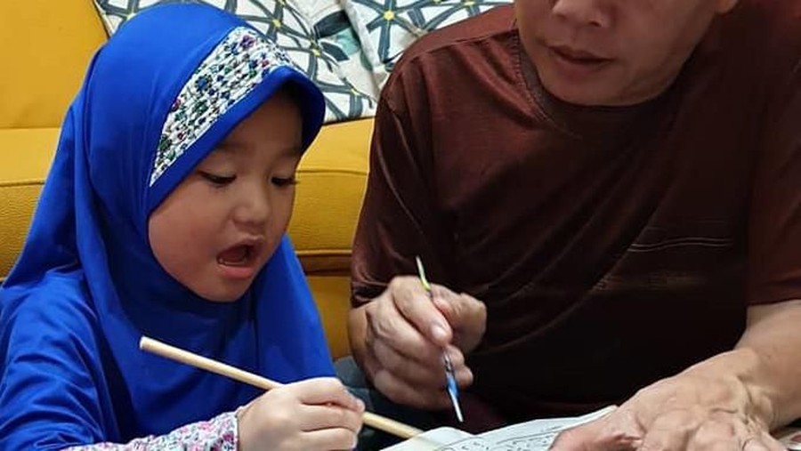 7 anak artis ini tidak hanya menggemaskan, namun mereka juga sudah belajar mengaji sejak kecil.