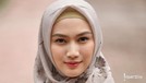 7 Pesona Melody Eks JKT48 Setelah Setahun Berhijab Melody Nurramdhani Laksani dikenal publik pertama kali saat menjadi member JKT48. Ia pun memutuskan berhijab setelah keluar dari grup tersebut.