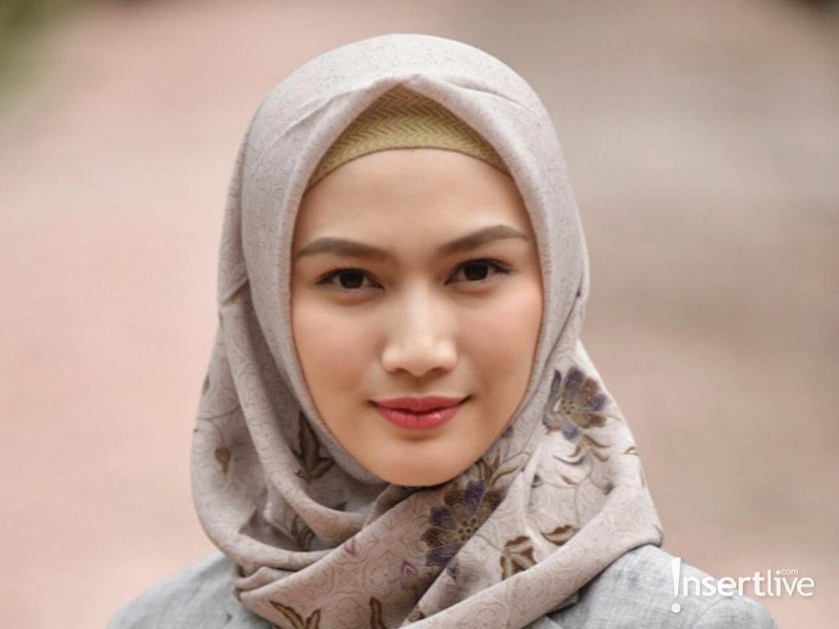 Melody Nurramdhani Laksani dikenal publik pertama kali saat menjadi member JKT48&period; Ia pun memutuskan berhijab setelah keluar dari grup tersebut&period;