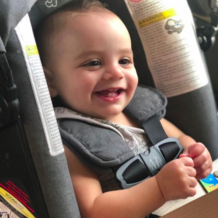 Gantengnya Santiago, senyumannya bikin meleleh. (Foto: Instagram @evalongoria)