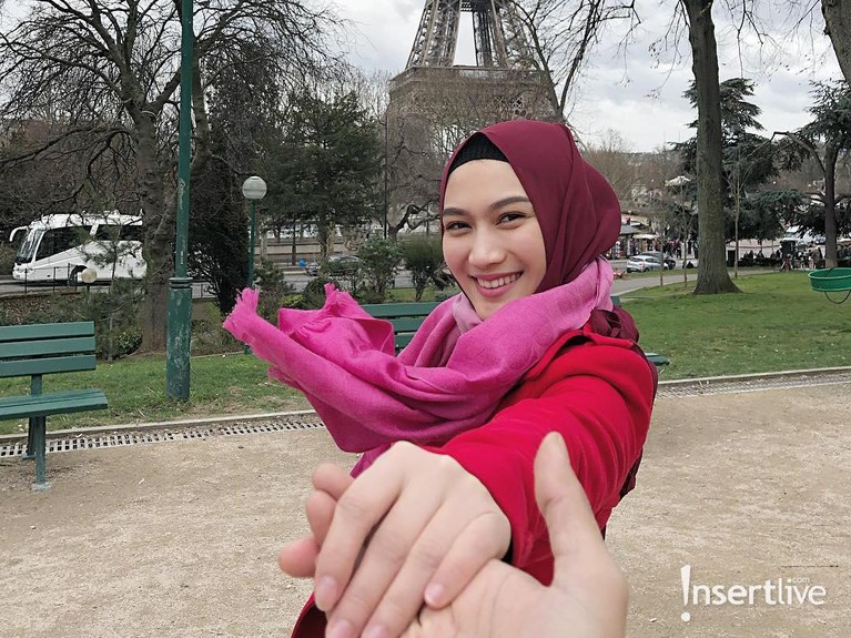 Melody Nurramdhani Laksani dikenal publik pertama kali saat menjadi member JKT48. Ia pun memutuskan berhijab setelah keluar dari grup tersebut.
