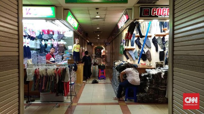 Sejumlah pedagang Pasar Tanah Abang tetap berjualan sejak pagi hari ini usai kerusuhan Aksi 22 Mei, meski mereka menutup kios lebih cepat dari biasanya.