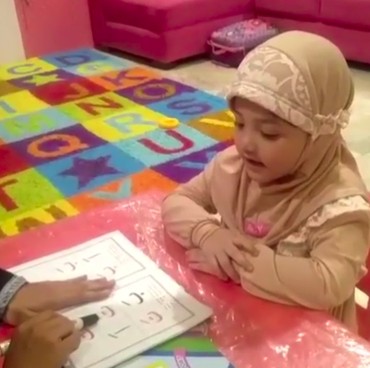 7 Anak Artis yang Belajar Mengaji Sejak Kecil