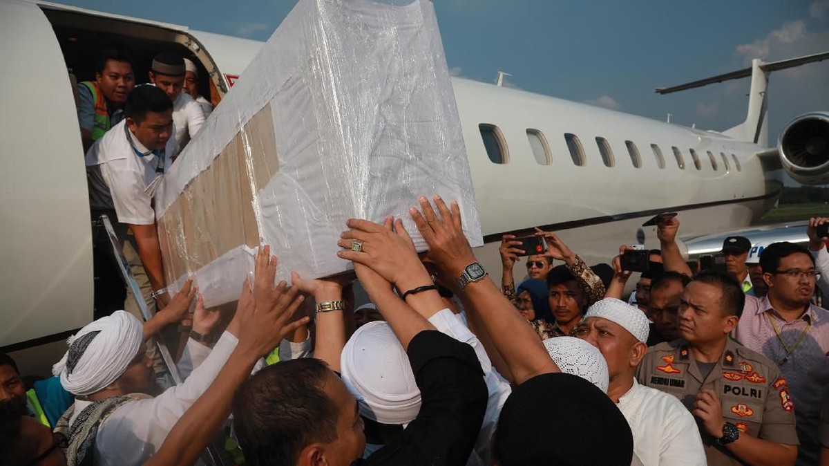 FOTO: Mengantar Arifin Ilham ke Peristirahatan Terakhir