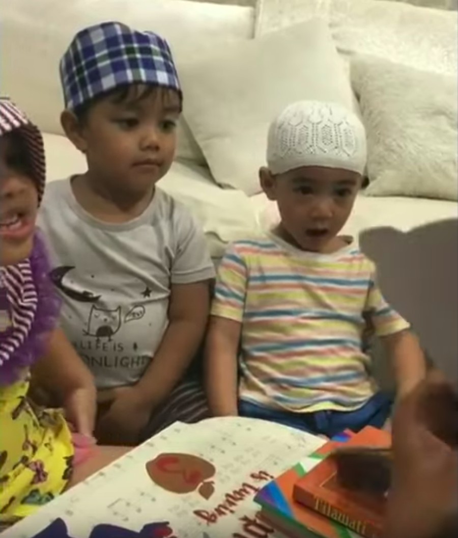 Rafathar, anak Raffi Ahmad-Nagita Slavina 7 anak artis ini tidak hanya menggemaskan, namun mereka juga sudah belajar mengaji sejak kecil.