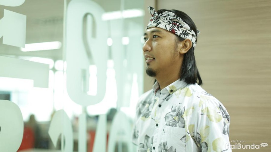 Luapan Rindu Anak Ade Jigo Saat Menatap Foto Almarhumah Luapan Rindu Anak Ade Jigo Saat Menatap Foto Almarhumah