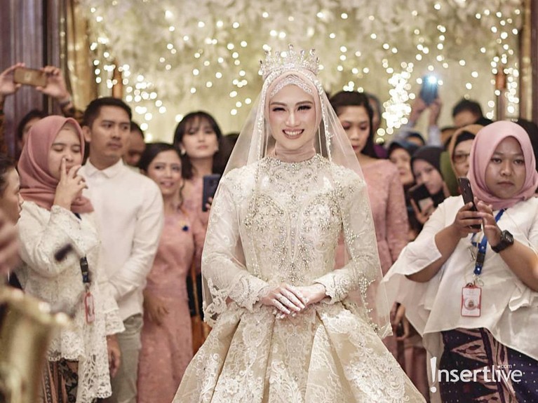 7 Pesona Melody Eks JKT48 Setelah Setahun Berhijab Melody Nurramdhani Laksani dikenal publik pertama kali saat menjadi member JKT48. Ia pun memutuskan berhijab setelah keluar dari grup tersebut.