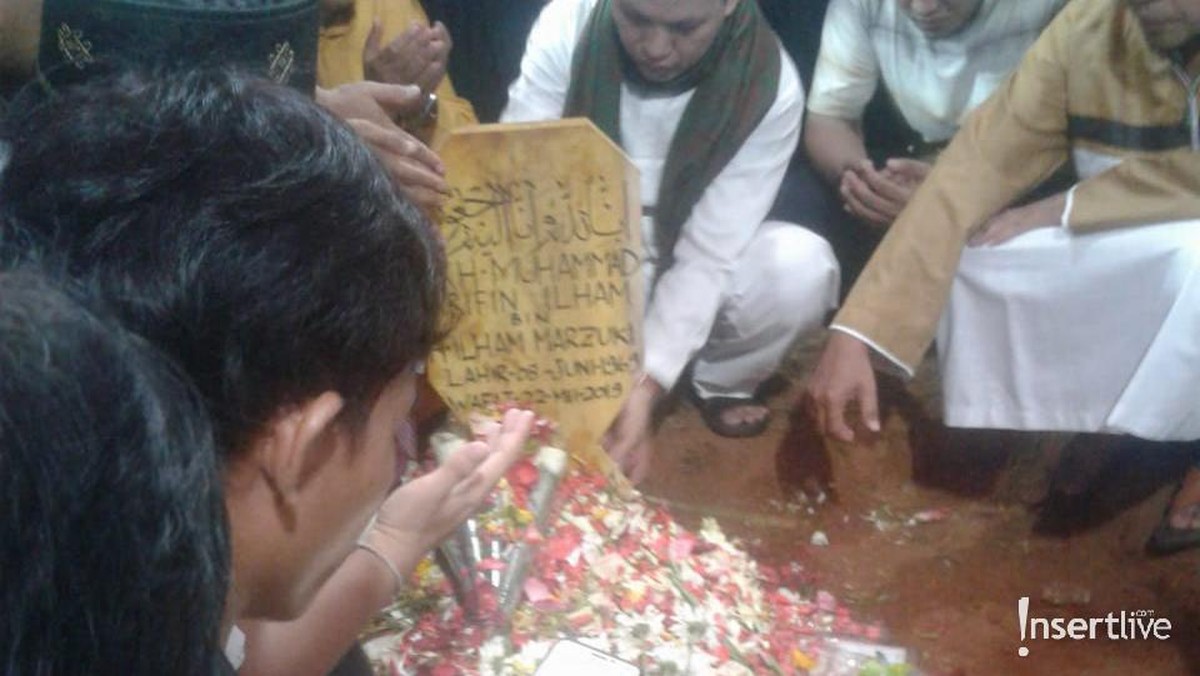Ustaz Arifin Ilham meninggal dunia pada Rabu &lpar;22&sol;5 di Penang&comma; Malaysia&period; Ia dimakamkan di Gunung Sindur&comma; Bogor&comma; Kamis &lpar;23&sol;5&rpar; malam&period; 