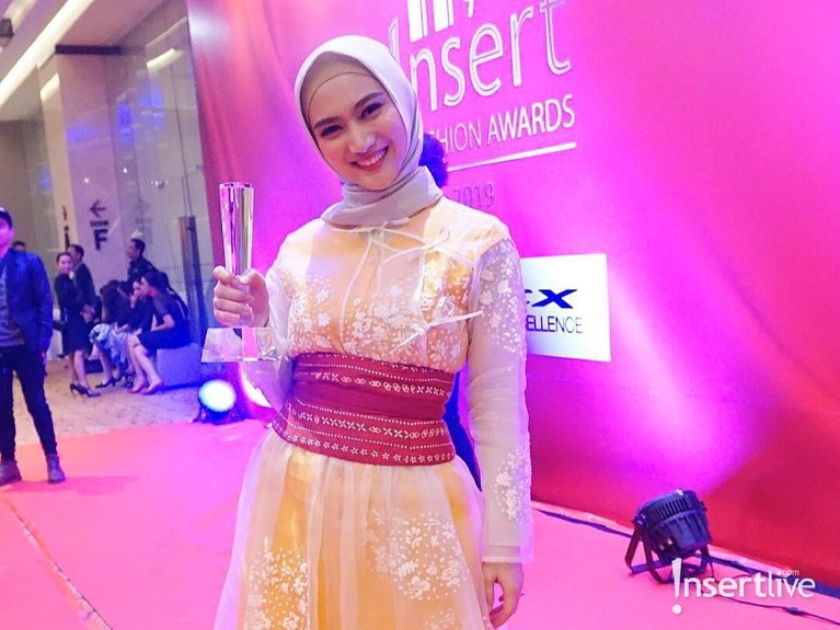 7 Pesona Melody Eks JKT48 Setelah Setahun Berhijab Melody Nurramdhani Laksani dikenal publik pertama kali saat menjadi member JKT48. Ia pun memutuskan berhijab setelah keluar dari grup tersebut.