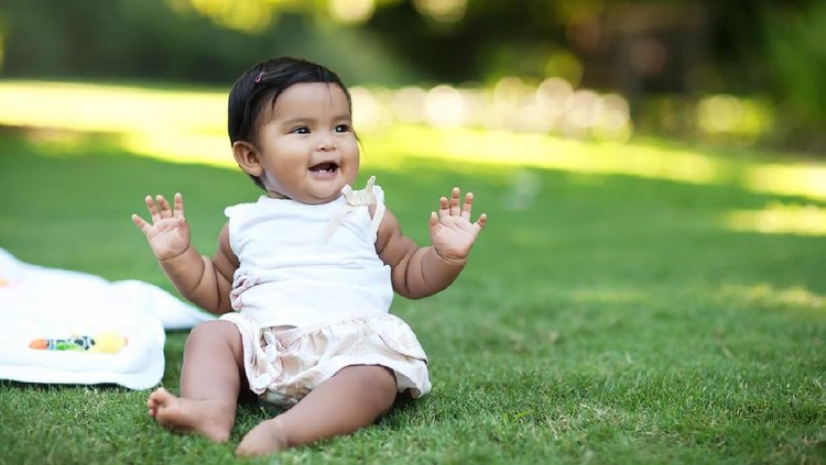 Sebagai rasa syukur pada Allah karena sudah dipercaya memiliki momongan, Bunda bisa memberi nama bayi berikut pada si kecil.