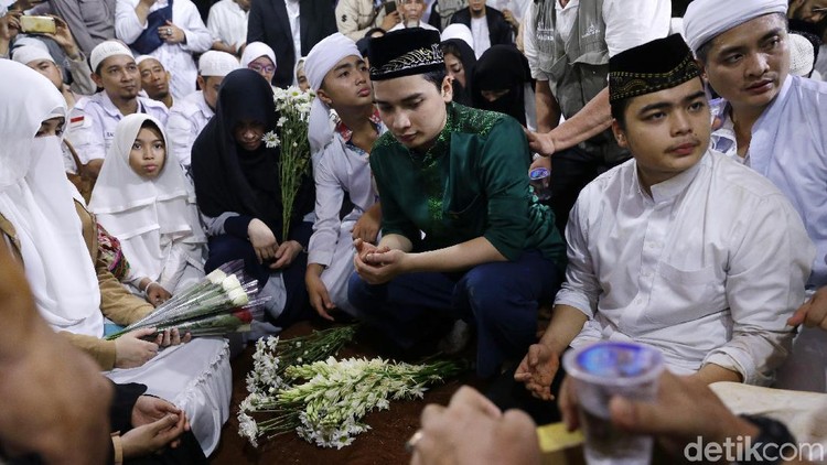 Rindu ayahnya, anak bungsu Arifin Ilham tidur nyenyak di atas sarung bekas pakai Arifin.