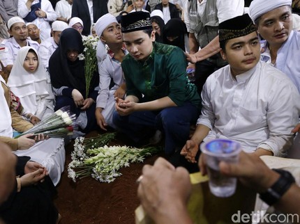 Bentuk Rindu Bayi Kecil Almarhum Ustaz Arifin Ilham pada Ayahnya