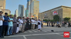 Sekelompok Orang Salat Gaib di Jalan Thamrin Petang Ini