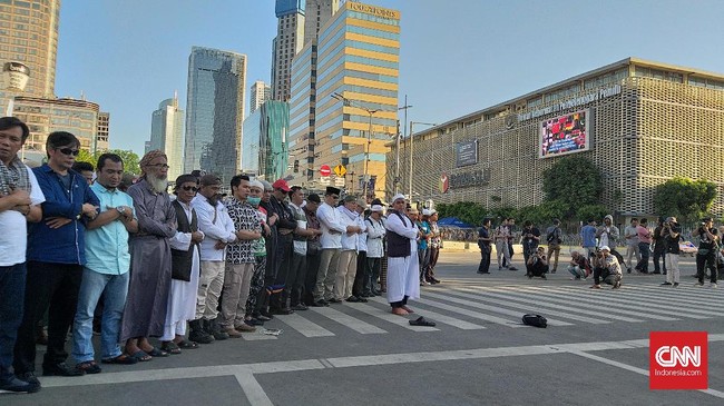 Sekelompok orang, sekitar puluhan, berkumpul di trotoar Jalan MH Thamrin seberang Gedung Bawaslu untuk melakukan salat gaib petang ini.