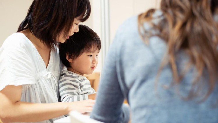 Terkadang, ART dan orang tua memiliki perbedaan dalam hal membesarkan anak. Bila sudah demikian, simak tips berikut ya, Bun.