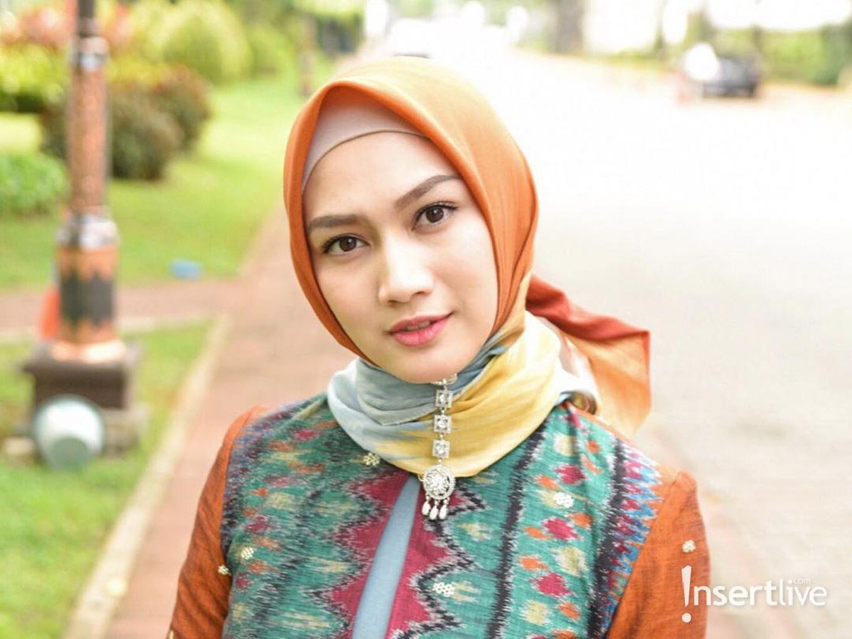 Melody Nurramdhani Laksani dikenal publik pertama kali saat menjadi member JKT48&period; Ia pun memutuskan berhijab setelah keluar dari grup tersebut&period;